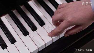 手指扫过钢琴键特写实拍